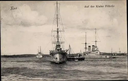 Ak Kiel in Schleswig Holstein, Deutsche Kriegsschiffe auf der Kieler Förde