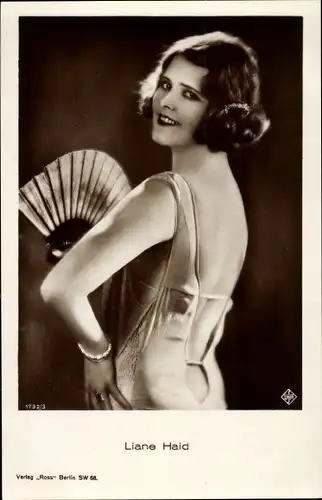 Ak Schauspielerin Liane Haid, Portrait mit Fächer, Ross 1732/3