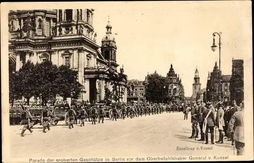 Ak Berlin Mitte, Parade der eroberten Geschütze vor Oberbefehlshaber General v. Kessel