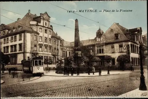 Ak Mainz am Rhein, Mayence, Place de la Fontaine, Straßenbahn, Denkmal, Passanten