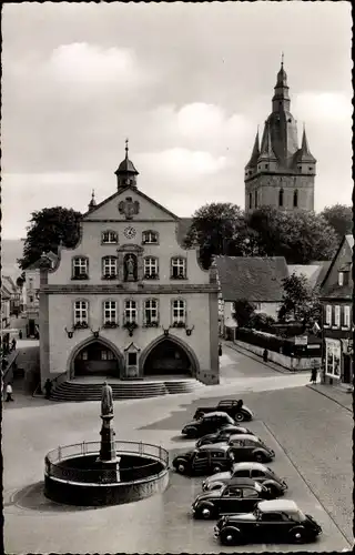 Ak Brilon im Sauerland Marktplatz mit Rathaus, Brunnen, Autos