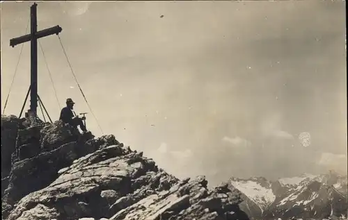 Foto Ak Mittenwald in Oberbayern, Bergsteiger am Gipfelkreuz