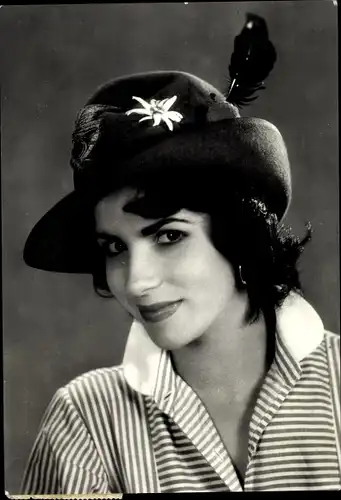 Ak Portrait einer Frau mit Trachtenhut, Alpenhut, Edelweiß