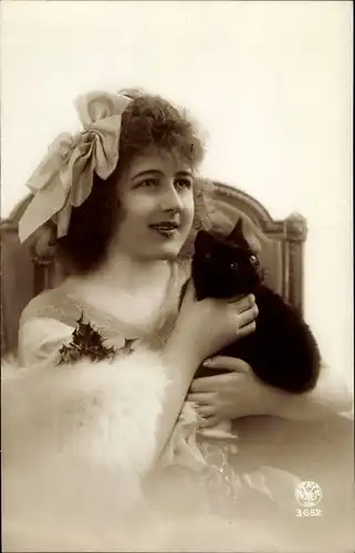 Ak Frau mit schwarzer Katze, Portrait