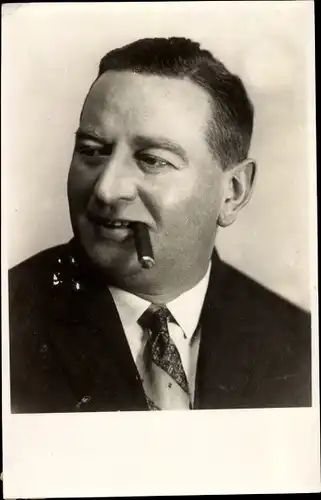 Foto Deutscher Humorist F. Waldheim, Portrait mit Zigarre