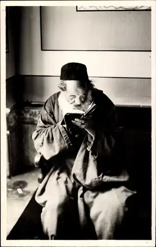 Judaika Ak Juif lisant la Thora a l'interieur de la Synagogue