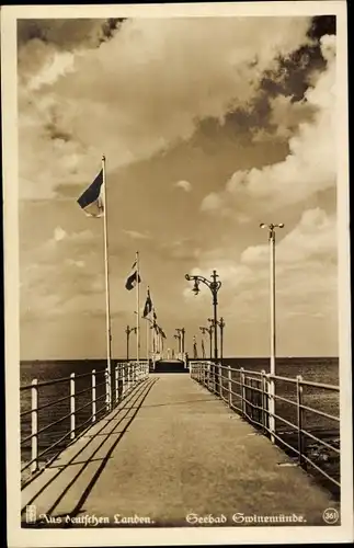 Ak Świnoujście Swinemünde Pommern, Hochsommerwolken über der Brücke