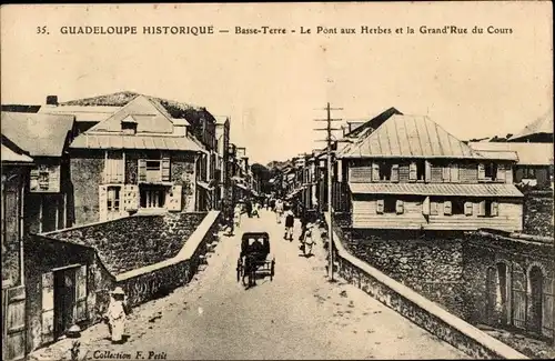 Ak Basse Terre Guadeloupe, Le Pont aux Herbes et la Grande Rue du Cours