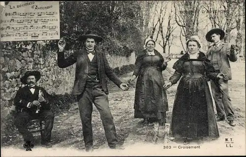 Ak Bourrée d'Auvergne, Croisement, Tanz in Trachten, La Bourreio d'Aubergno