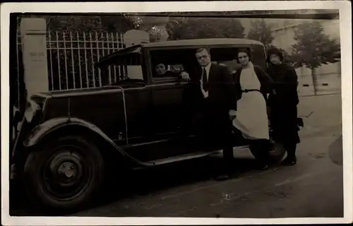 Foto Ak Mann und Frauen vor einem Automobil