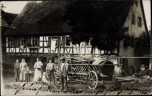 Foto Ak Seebach Oberösterreich ?, Familie vor einem Fachwerkhaus