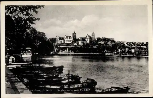 Ak Bernburg an der Saale Salzlandkreis, Blick über die Saale zum Schloss, Boote