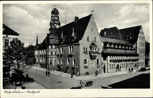 Ak Aschersleben im Salzlandkreis, Straßenpartie mit Blick zum Rathaus, Passanten