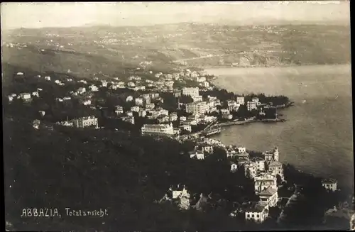 Foto Ak Opatija Abbazia Kroatien, Blick auf den Ort mit Hafen