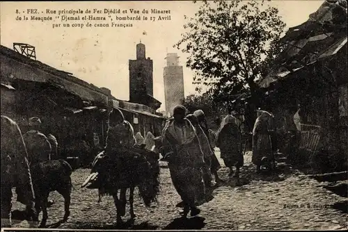 Ak Fès Fez Marokko, Rue principale de Fez-Djedid et Vue du Minarett de la Mosquee Djamal el-Hamra