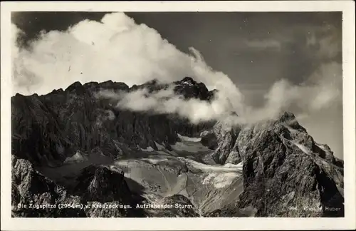 Ak Garmisch Partenkirchen in Oberbayern, Zugspitze vom Kreuzeck aus, ausziehender Sturm