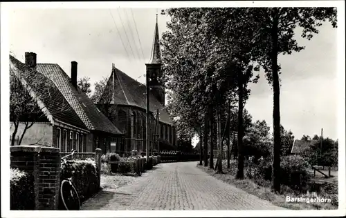 Ak Barsingerhorn Nordholland Niederlande, Straßenpartie, Kirche