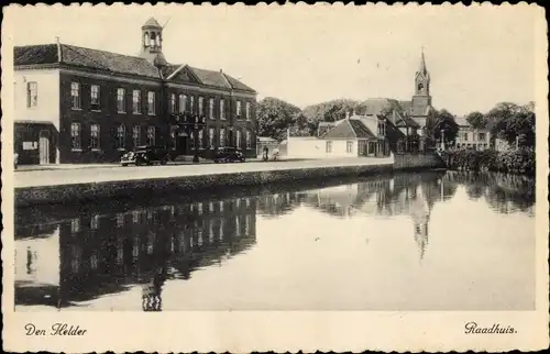 Ak Den Helder Nordholland Niederlande, Raadhuis, Flusspartie, Blick auf Rathaus