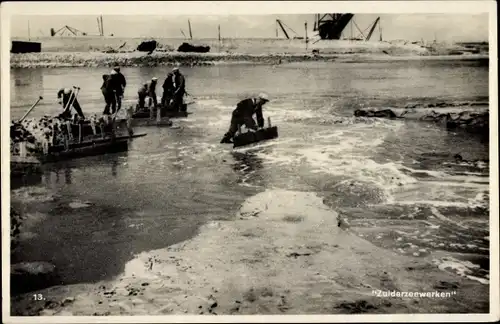 Ak Zuiderzeewerken Nordholland, Het zuigerstort, Het water wordt met houten schotten geleid