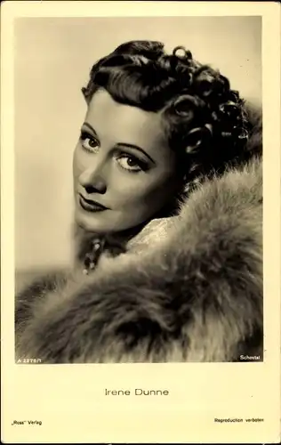 Ak Schauspielerin Irene Dunne, Portrait, Pelz
