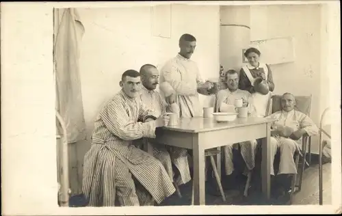 Foto Ak Patienten im Lazarett, Kranke Soldaten, Krankenschwester, Tisch, I. WK