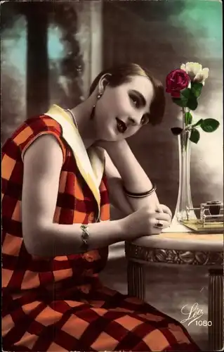 Ak Frau am Tisch in kariertem Kleid, Rosen in der Blumenvase