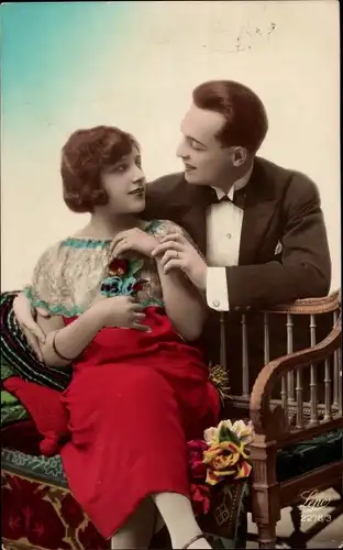 Ak Liebespaar, Mann hält Hand seiner geliebten Frau, Blumen, Sitzbank