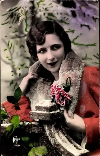 Ak Glückwunsch Neujahr, Portrait einer Frau, Im Hintergrund ein Tannenbaum, Laubblätter