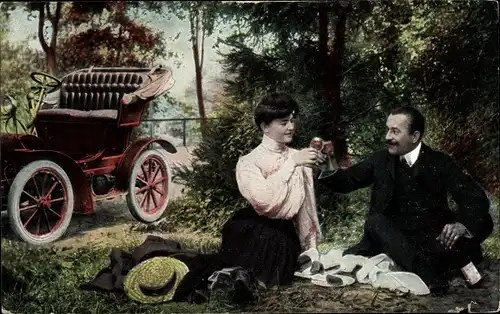 Ak Liebespaar macht Picknick, Wein, Automobil, Ausflug