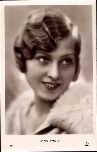 Ak Miss Italia, Frauenportrait, Lächeln, Pelz