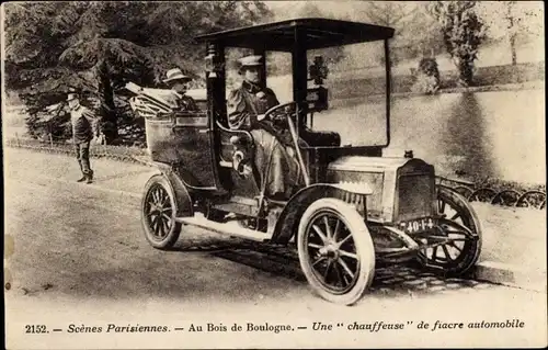 Ak Paris, Au Bois de Boulogne, une Chauffeuse de Fiacre Automobile