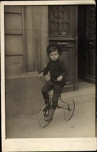 Foto Ak Junge auf einem Dreirad, Portrait