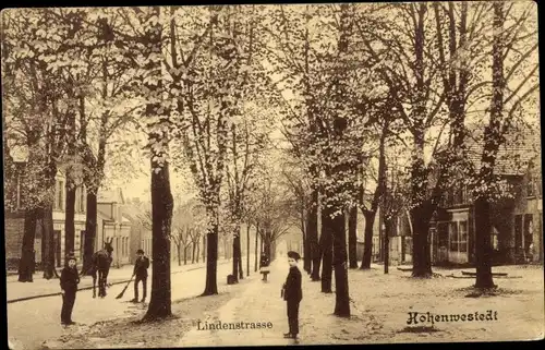 Ak Hohenwestedt in Holstein, Blick in die Lindenstraße, Straßenkehrer