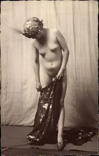 Foto Ak Frauenakt, stehende Nackte Frau, Busen