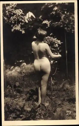 Ak Dunkelhaarige Frau posiert nackt in der Natur, Po, Beine, Rücken