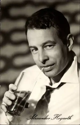 Ak Schauspieler Alexander Hegarth, Meine Frau macht Musik, Getränk