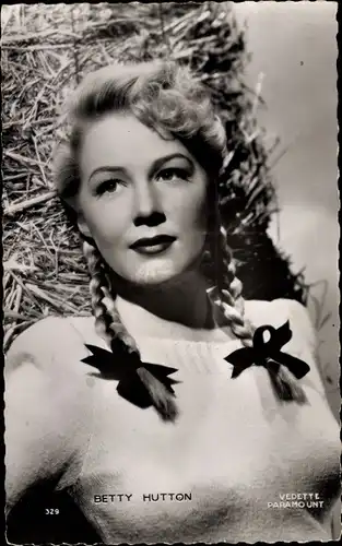 Ak Schauspielerin Betty Hutton, Portrait, Zöpfe