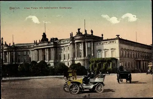 Ak Berlin Mitte, Altes Palais mit historischem Eckfenster, Automobil