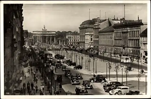 Ak Berlin Mitte, Unter den Linden, Brandenburger Tor, Autos