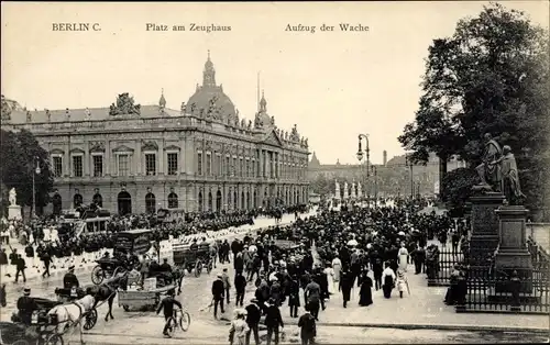 Ak Berlin Mitte, Unter den Linden, Platz am Zeughaus, Aufzug der Wache, Denkmäler