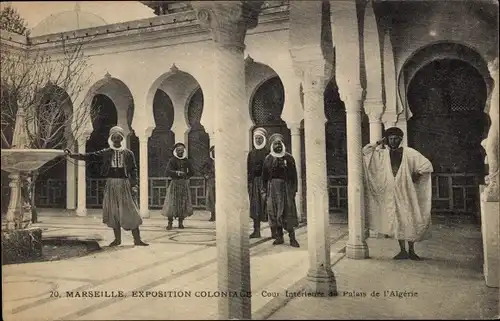 Ak Marseille Bouches du Rhône, Exposition Coloniale, Cour Interieure du Palais de l'Algerie