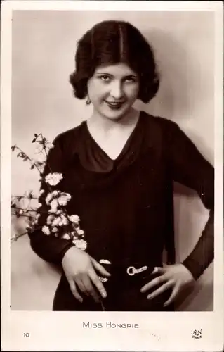 Ak Miss Hongrie, Frauenportrait, Blumen, Schwarzes Kleid, Gürtel
