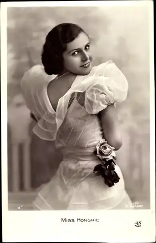 Ak Miss Hongrie, Frauenportrait, Weißes Kleid, Rosen