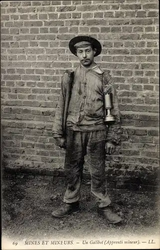 Ak Mines et Mineurs, un Galibot, Apprenti mineur, Bergmann mit Grubenlampe