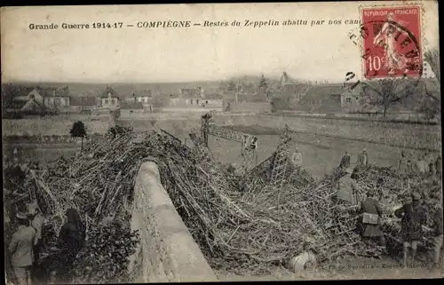 Ak Compiègne Oise, Restes du Zeppelin abattu par nos canons, abgeschossenes Luftschiff, I WK