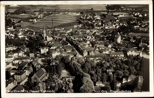 Ak Marktredwitz in Oberfranken, Fliegeraufnahme der Stadt, Kirche, Gebäude, Felder