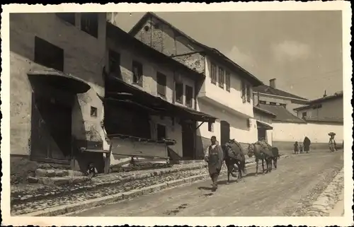 Foto Ak Sarajevo Bosnien Herzegowina?, Straßenpartie, Passanten, Pferde