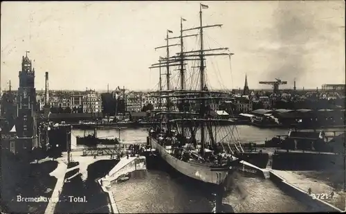 Ak Bremerhaven, Totalansicht der Ortschaft, Hafenpartie, Segelschiff Herzogin Cecilie, Viermaster