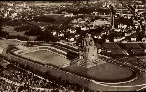 Ak Leipzig, Völkerschlachtdenkmal, Luftaufnahme