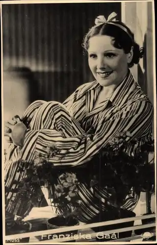 Foto Ak Schauspielerin Franziska Gaál, Portrait im Pyjama